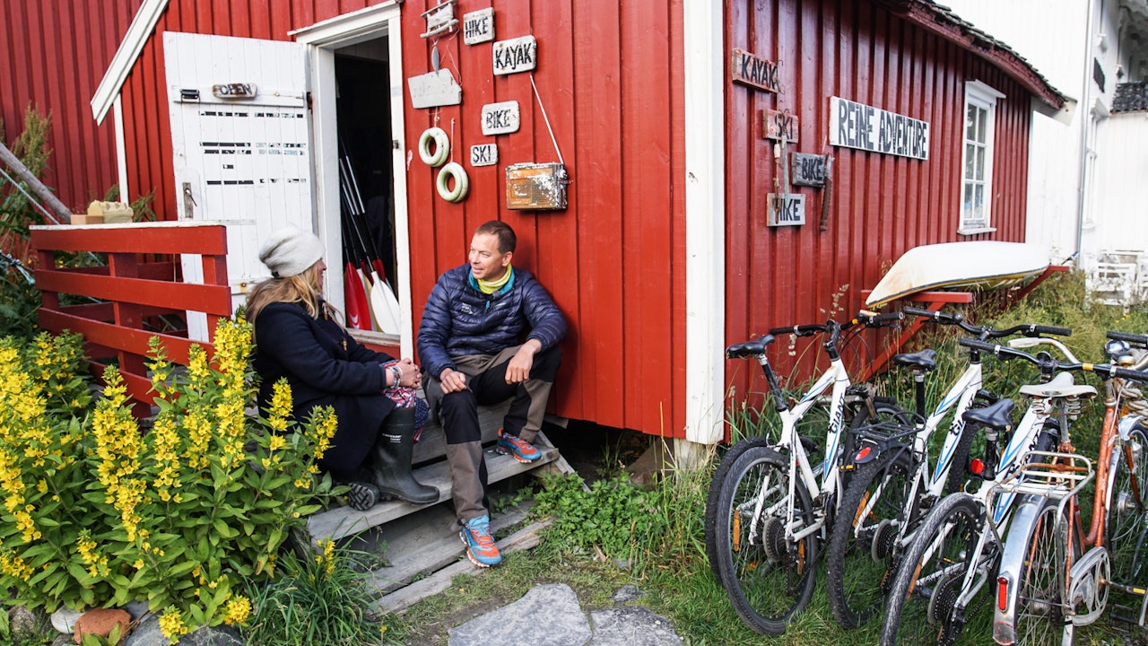 PREPPING: Kajakkguide Runhild Olsen gir Kristoffer Vandbakk en innføring i padlemulighetene rundt Reine. PREPPING: Kajakkguide Runhild Olsen gir Kristoffer Vandbakk en innføring i padlemulighetene rundt Reine.