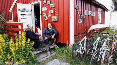 PREPPING: Kajakkguide Runhild Olsen gir Kristoffer Vandbakk en innføring i padlemulighetene rundt Reine. 