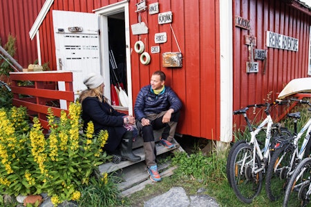 PREPPING: Kajakkguide Runhild Olsen gir Kristoffer Vandbakk en innføring i padlemulighetene rundt Reine.  PREPPING: Kajakkguide Runhild Olsen gir Kristoffer Vandbakk en innføring i padlemulighetene rundt Reine.