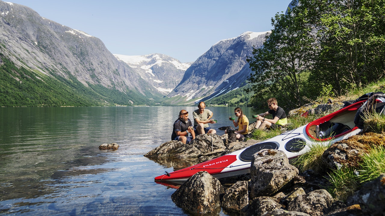 IKKE AI: Å padle i Kjøsnesfjorden er som å gli inn i et gammelt postkort. Foto: Magnus Roald kjøsnesfjorden