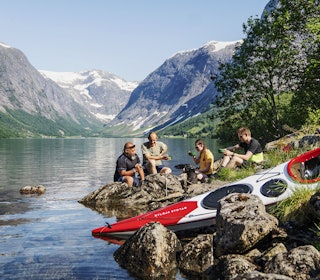 IKKE AI: Å padle i Kjøsnesfjorden er som å gli inn i et gammelt postkort. Foto: Magnus Roald kjøsnesfjorden