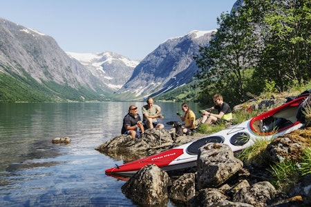 IKKE AI: Å padle i Kjøsnesfjorden er som å gli inn i et gammelt postkort. Foto: Magnus Roald kjøsnesfjorden