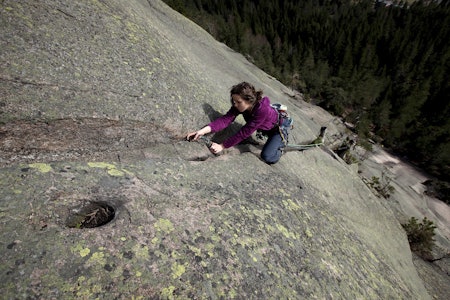 Rent: Mari Dahl Schlanbusch på andre taulengde av Via Dolorosa (4+). Foto: Dag Hagen klatring på Vardåsen
