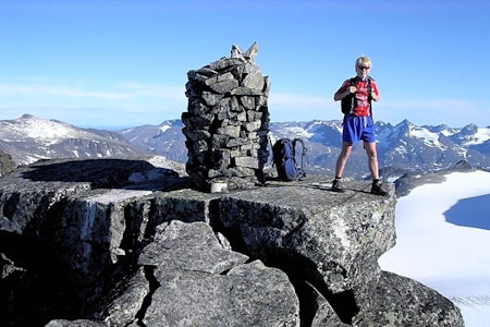 På Vesttoppen (2364 moh.) med utsikt til Gjendealpene Foto: Sondre Kvambekk  Store Memurutind Jotunheimen Fjelltur Vesttoppen Gjendealpene varde
