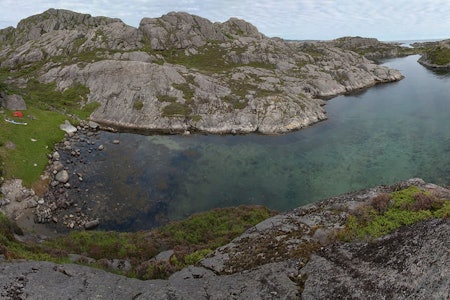 PADLETUR: Enkelhet står lavt i kurs, men kan gi deg flotte naturopplevelser. Kajakken tar deg til nye steder, og du kan virkelig føle på kroppen hva denne enkle farkosten har av fordeler. Som her, fra Eigerøya. Foto: Lars Verket kajakk i norge padleferie