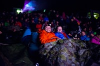 God stemning på ute-amfiet under fredagens visning av høstens norske actionthriller, Cave. Foto: Eivind Haugstad Kleiven God stemning på ute-amfiet under fredagens visning av høstens norske actionthriller, Cave. Foto: Eivind Haugstad Kleiven