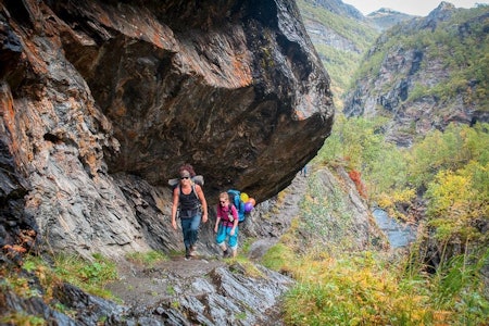 AURLANDSDALEN: For mange år siden ble stein sprengt vekk der det var vanskelige partier å passere i dalen. Stiene i dalen har derfor forandret seg mye gjennom tidene. Foto: Marte Stensland Jørgensen Aurlandsdalen turmål