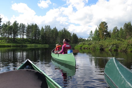 KANO-TUR: Vi uforsker Femunden.Foto: Else Marie Huuse-Røneid padletur med barn