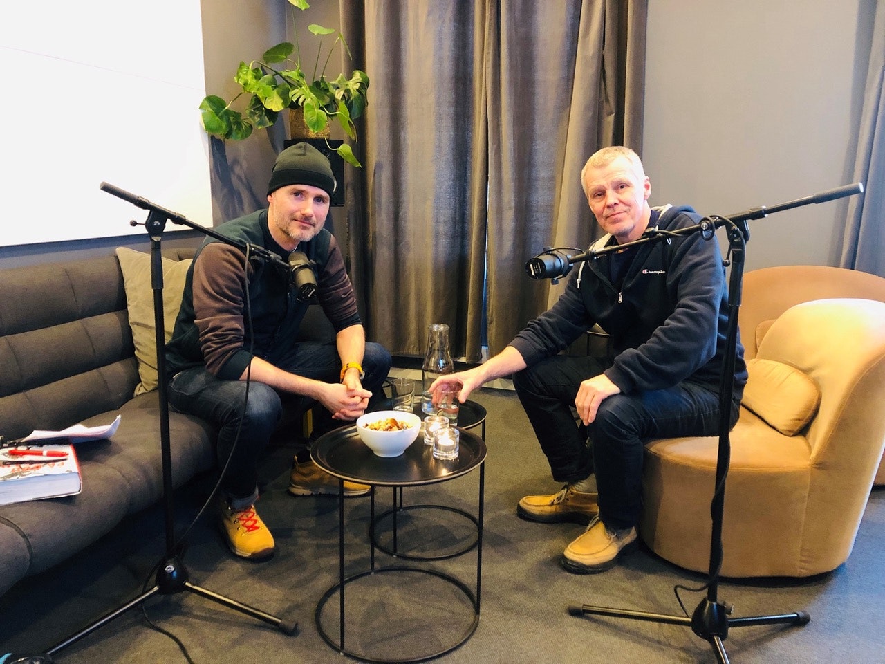 UTESTEMMER: Programleder Eivind Eidslott med gjest Ture Bjørgen i studio, som i høst utga boka På død og liv. Foto: DNT  UTESTEMMER: Programleder Eivind Eidslott med gjest Ture Bjørgen i studio, som i høst utga boka På død og liv. Foto: DNT