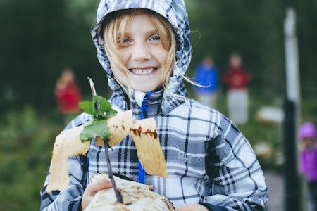Å bygge en barkebåt er en av de poenggivende aktivitetene i Kul Tur-appen. Foto: DNT barn barkebåt DNT utemagasinet friluftsliv lek kul tur app android apple