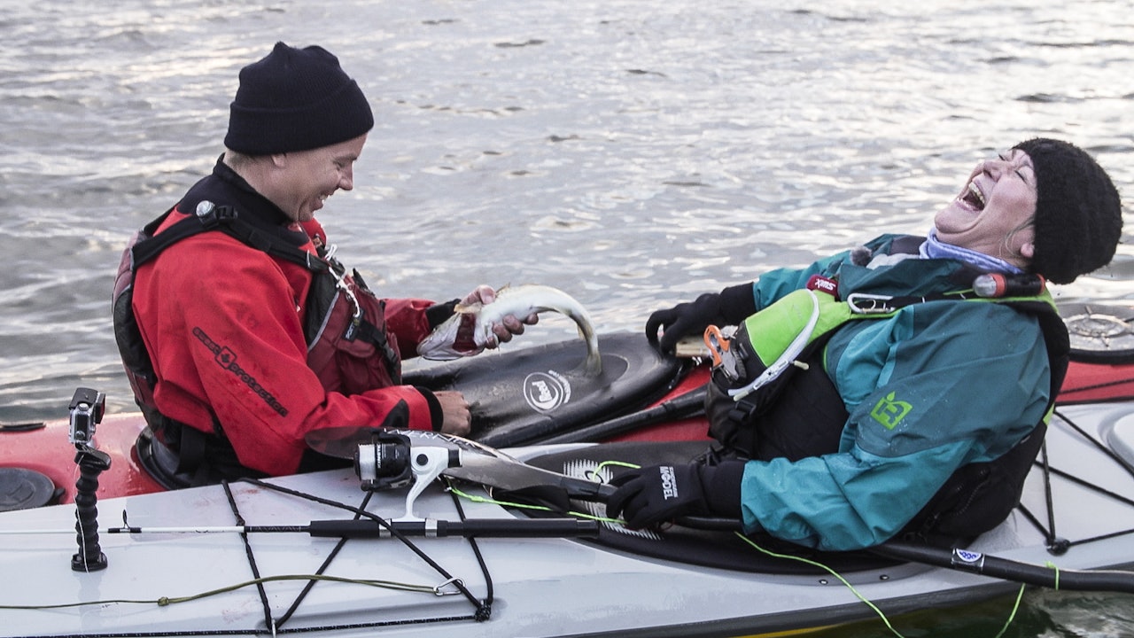 SE TORSKEN: Lite å si på stemningen når Vandbakk fanger en torsk fra kajakken. Nina Elisabeth Rødahl Friis fra Havblikk Camping får seg en god latter.  SE TORSKEN: Lite å si på stemningen når Vandbakk fanger en torsk fra kajakken. Nina Elisabeth Rødahl Friis fra Havblikk Camping får seg en god latter.