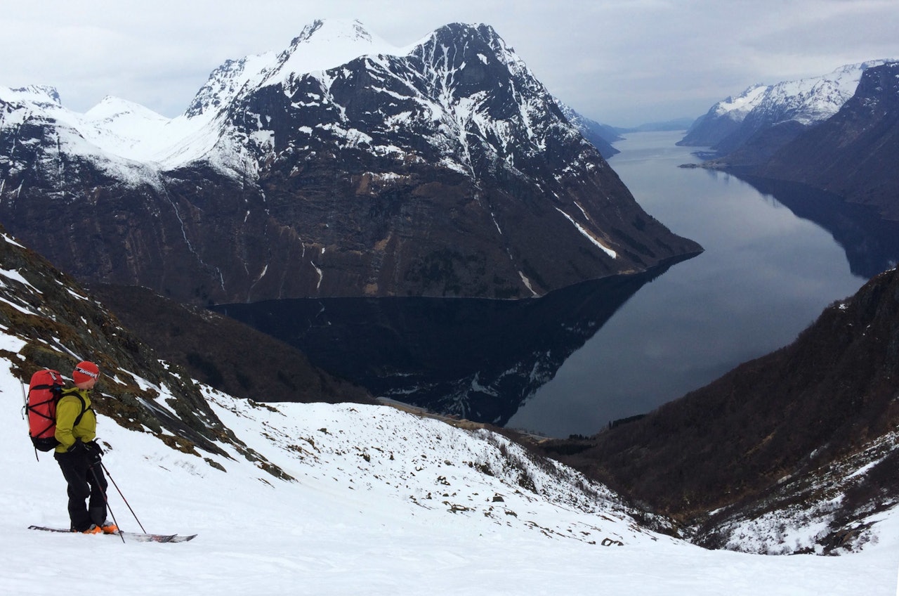 SUNNMØRSALPANE: Her med utsyn over Hjørundfjorden fra Bjørke. Foto: Gunhild Aaslie Soldal  sunnmørsalpene nasjonalpark