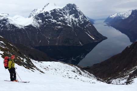 SUNNMØRSALPANE: Her med utsyn over Hjørundfjorden fra Bjørke. Foto: Gunhild Aaslie Soldal sunnmørsalpene nasjonalpark