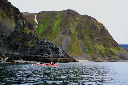 EN REISE INN I SOLEN: Nordkinnhalvøya ligger mellom Tanafjorden i øst og Laksefjorden i vest. De viktigste tettstedene er Mehamn, Gamvik og Kjøllefjord. Lengst nord på Nordkinn ligger Kinnarodden, det nordligste fastlandspunktet i Norge og Europa. padletur Nordkinn rolf erik poppe