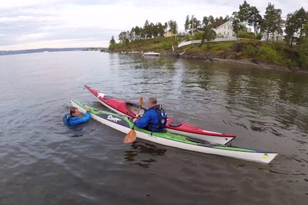 Assistert cowboyredning er en av de mange teknikkene du kan lære.  redning i kajakk