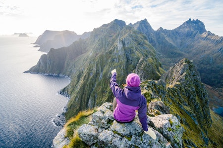 ANDSTABBEN I LOFOTEN: Nå er vi inne i Lofotodden nasjonalpark. Andstabben (514 moh.) Beathe beskuer Lofotoodden som stuper ut mot Mosken og Værøy. Foto: Jon Olav Larsen ANDSTABBEN I LOFOTEN