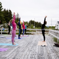 Aleta yoga sørger for en god start på dagen for spreke morgenfugler. Foto: Line Hårklau