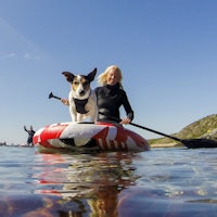 Kiter Kari Schibevaag og hunden Truls holder SUP-kurs. Foto: Line Hårklau