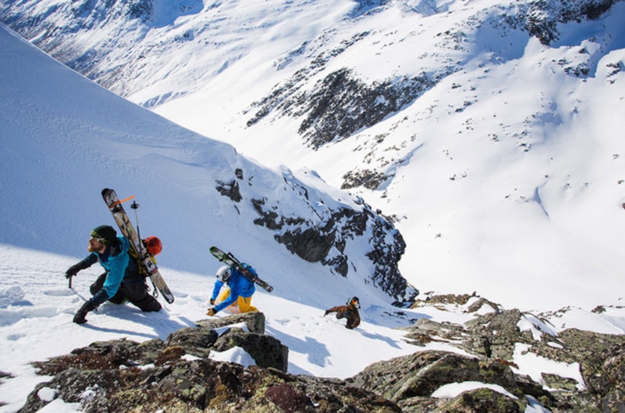 SKI I SKREDTERRENG: Til tross for alt det gode arbeidet som gjøres, er og vil det alltid være en usikkerhet knyttet til det å legge ut på skitur i skredterreng. Å jobbe med sikkerhetskulturen, individuelle holdninger og respekt for risikoen og usikkerheten ved ferdsel i natur er en sentral oppgave – både fra det offentlige og næringslivet, skriver kronikkforfatterne. Foto: Tore Meirik SKI I SKREDTERRENG: Til tross for alt det gode arbeidet som gjøres, er og vil det alltid være en usikkerhet knyttet til det å legge ut på skitur i skredterreng. Å jobbe med sikkerhetskulturen, individuelle holdninger og respekt for risikoen og usikkerheten ved ferdsel i natur er en sentral oppgave – både fra det offentlige og næringslivet, skriver kronikkforfatterne. Foto: Tore Meirik