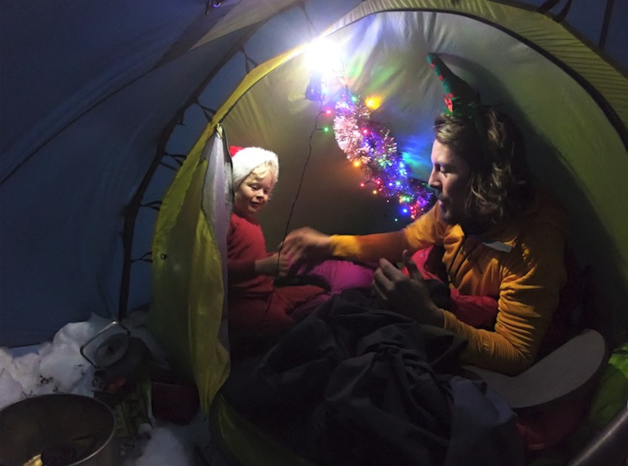 KVALITETSTID: – En flott opplevelse som vi hadde hver eneste kveld var å ligge å lese i adventsboken til Mina mens teltet var pyntet til jul med både glitter og lys. Foto: Alexander Read 