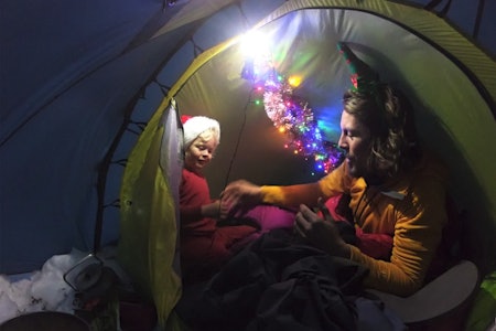 KVALITETSTID: – En flott opplevelse som vi hadde hver eneste kveld var å ligge å lese i adventsboken til Mina mens teltet var pyntet til jul med både glitter og lys. Foto: Alexander Read 