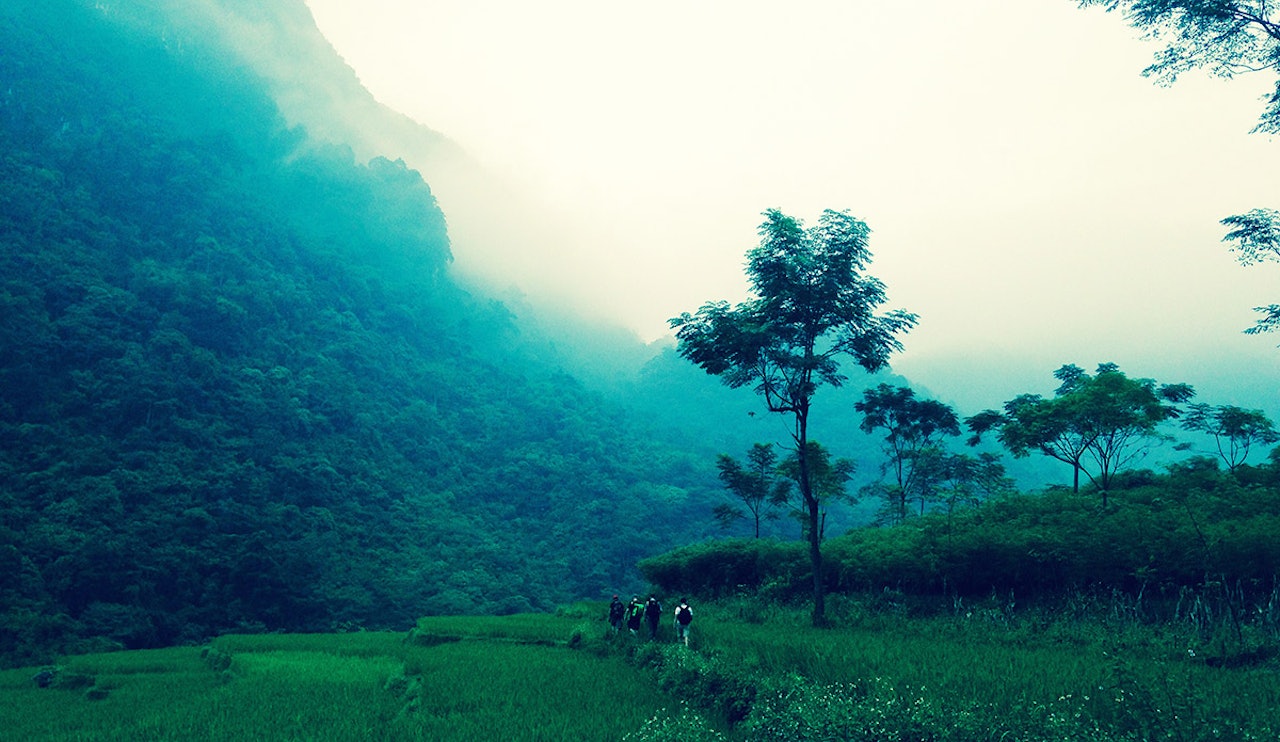 VIETNAM: Foran oss venter fire dagers frisk gange gjennom et virvar av grønt. Tre svært middels trente norske fjellgeiter er klare for eventyret i Pu Luong, Nord-Vietnam! VIETNAM: Foran oss venter fire dagers frisk gange gjennom et virvar av grønt. Tre svært middels trente norske fjellgeiter er klare for eventyret i Nord-Vietnam!