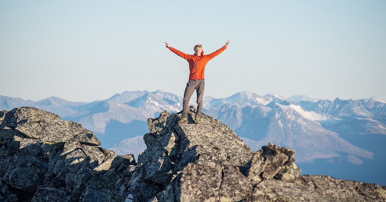 RÅNER: Sondre Kvambekk på toppen av Råna (1586 mot.), det siste av 430 fjell i samlingen. Foto: Christian Nesset. RÅNER: Sondre Kvambekk på toppen av Råna (1586 mot.), det siste av 430 fjell i samlingen. Foto: Christian Nesset.