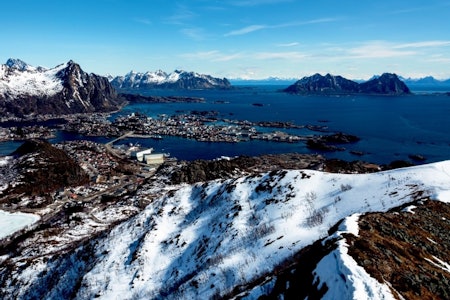 TJELDBERGTINDEN: Hefra har du utsikt over Svolvær og omkringliggende naboer. Foto: Jon Olav Larsen TJELDBERGTINDEN, Austvågøya, lofoten