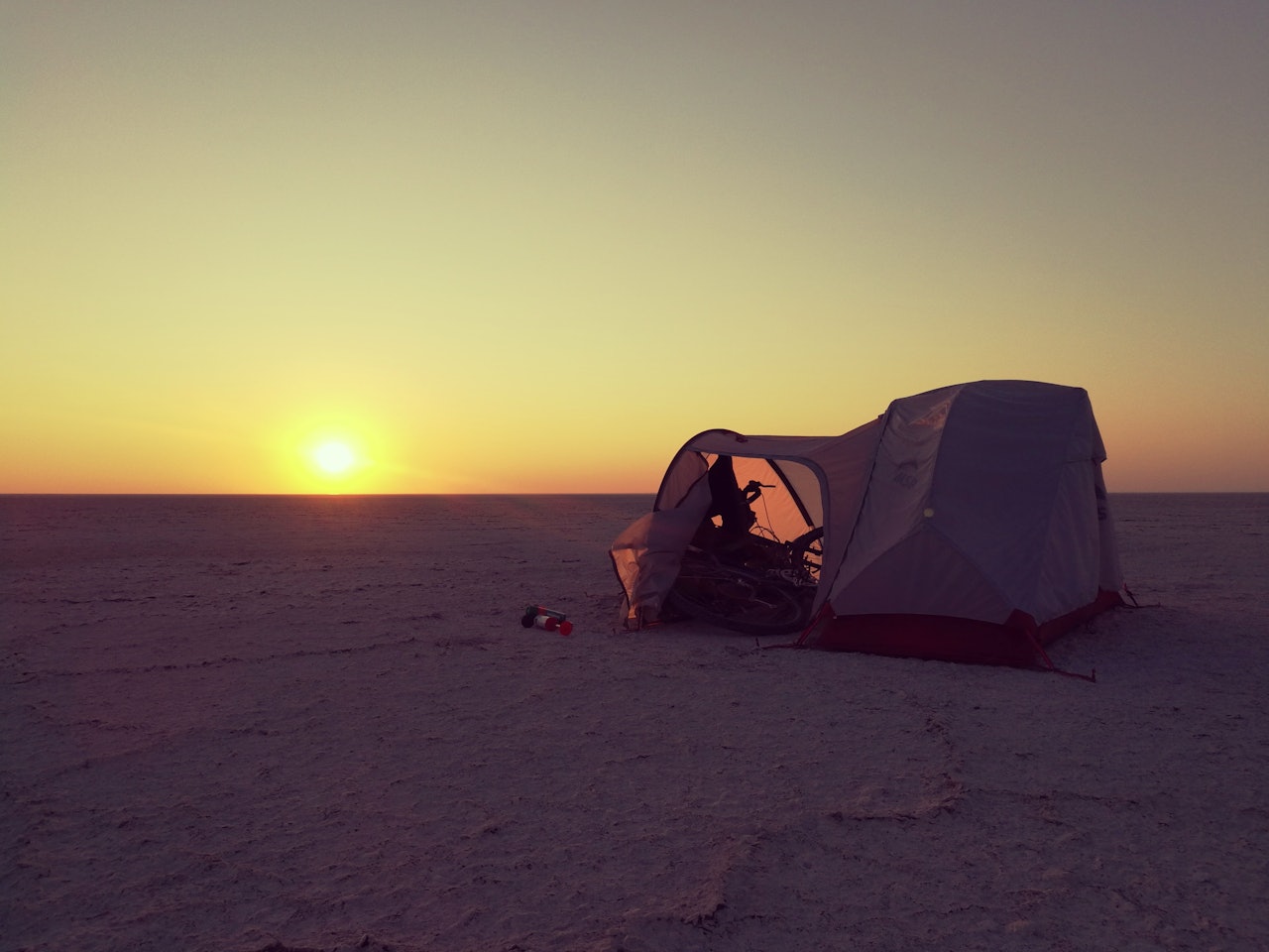 MAKGADIKGADI: Det første synet av saltsletta var overveldende. Jeg stod på kanten, der det gule tørre gresset tar slutt og den hvite uoversiktelige flaten starter og strekker seg mot horisonten. Foto: Teresie Hommersand MAKGADIKGADI: Det første synet av saltsletta var overveldende. Jeg stod på kanten, der det gule tørre gresset tar slutt og den hvite uoversiktelige flaten starter og strekker seg mot horisonten. Foto: Teresie Hommersand