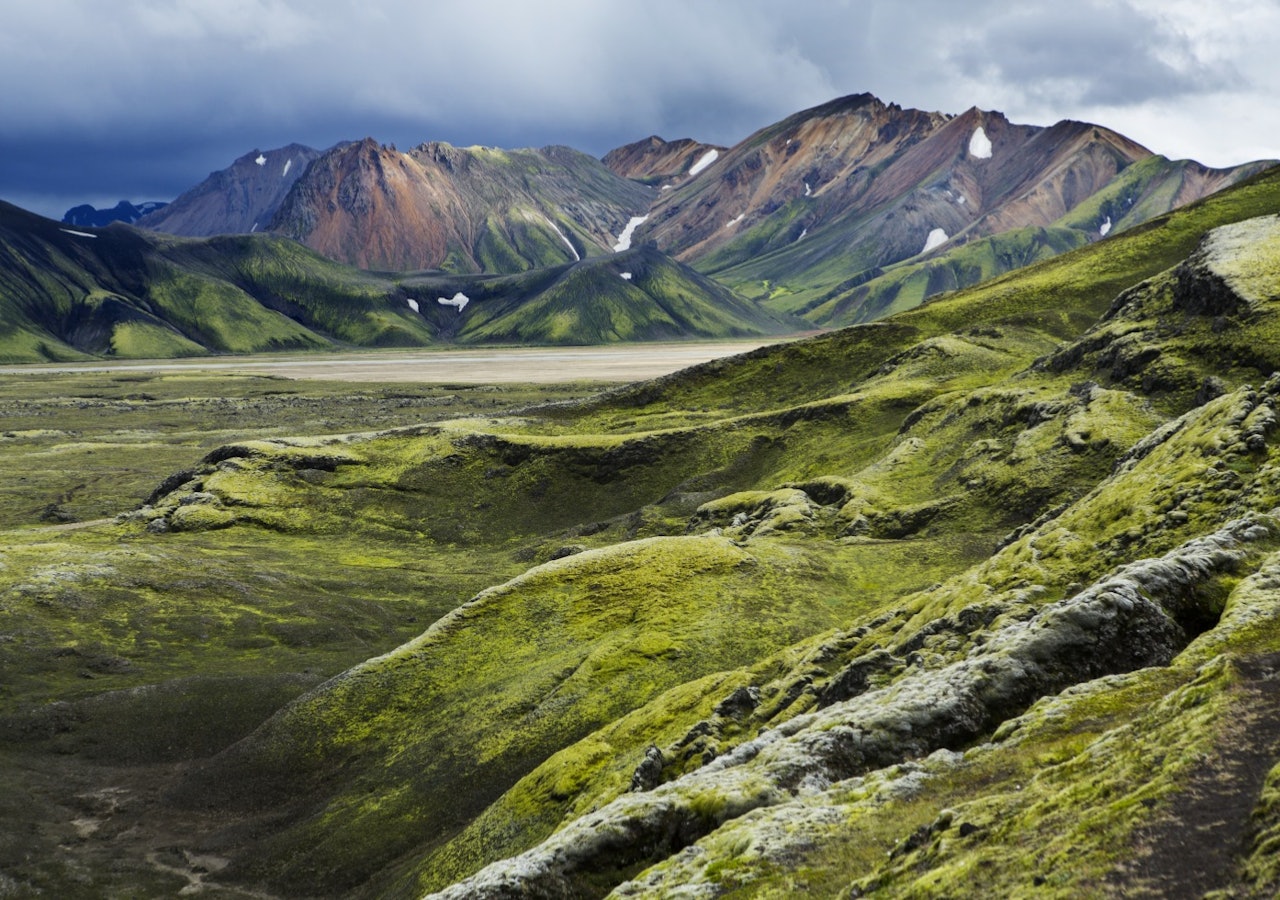 Etter flere ukers vandring gjennom steinørkenen, dukker de vakre fjellene nær Landmannalaugar opp, til stor glede for en sliten vandrer! Etter flere ukers vandring gjennom steinørkenen, dukker de vakre fjellene nær Landmannalaugar opp, til stor glede for en sliten vandrer!