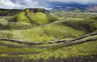 Vulkansk krater med et lite menneske på toppen. Man føler seg fort liten i islandsk natur! Vulkansk krater med et lite menneske på toppen. Man føler seg fort liten i islandsk natur!