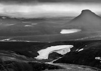 På vei over et fjellpass kommer «The Lonely Mountain» til syne under tåkedisen, med Europas største isbre i bakgrunnen, Vatnajökullen. På vei over et fjellpass kommer «The Lonely Mountain» til syne under tåkedisen, med Europas største isbre i bakgrunnen, Vatnajökullen.