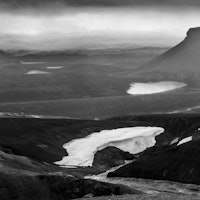  På vei over et fjellpass kommer «The Lonely Mountain» til syne under tåkedisen, med Europas største isbre i bakgrunnen, Vatnajökullen.