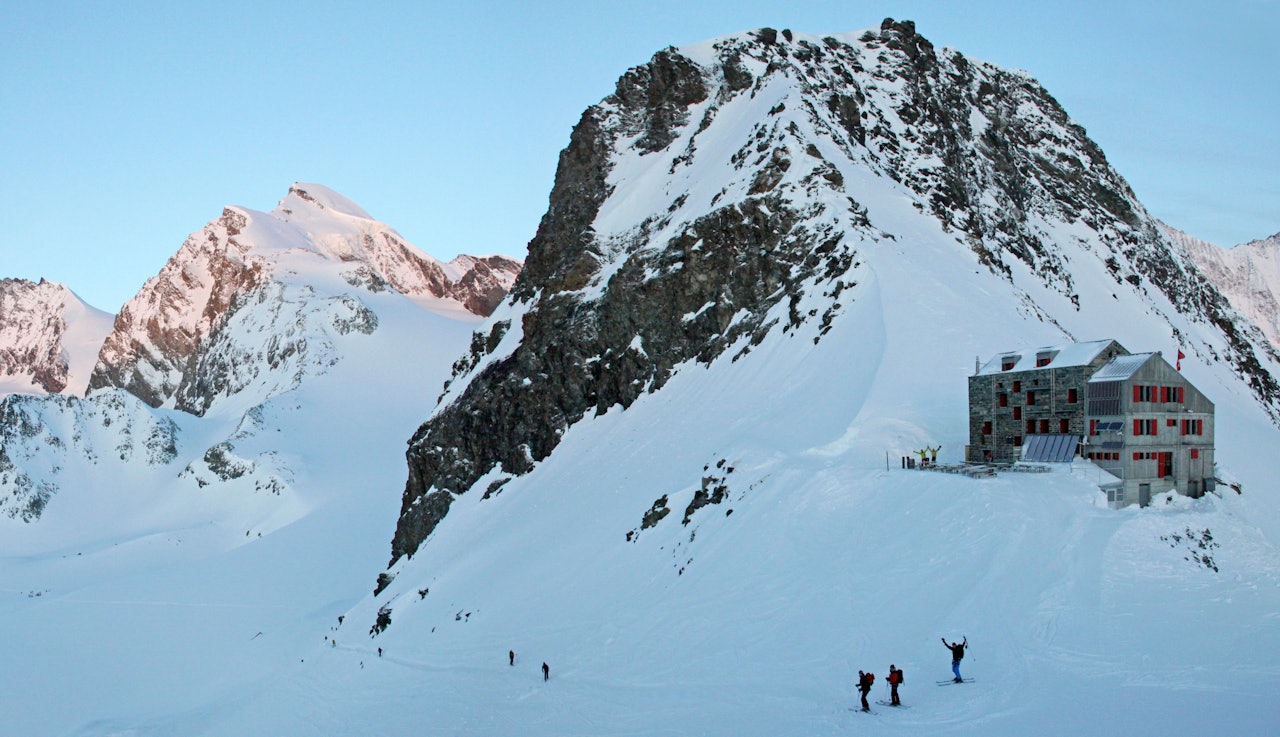BRITANNIAHÛTTE: Rundt trivelige og travle Britanniahütte er det mange populære turmål over 4000 meter, deriblant Strahlhorn (4190 moh.), Allaninhorn (4027 moh.) og Alphubel (4206 moh). Antall senger: 134. BRITANNIAHÛTTE: Rundt trivelige og travle Britanniahütte er det mange populære turmål over 4000 meter, deriblant Strahlhorn (4190 moh.), Allaninhorn (4027 moh.) og Alphubel (4206 moh). Antall senger: 134.