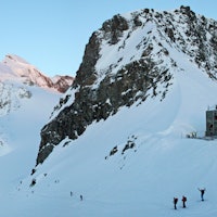 BRITANNIAHÛTTE: Rundt trivelige og travle Britanniahütte er det mange populære turmål over 4000 meter, deriblant Strahlhorn (4190 moh.), Allaninhorn (4027 moh.) og Alphubel (4206 moh). Antall senger: 134. 