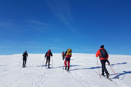 MER SNØSKUTERKJØRING? Når det ikke er bilvei helt fram, foregår vinterveien til hytta gjerne på fjellski. Foto: Norsk friluftsliv skitur påske hytte stortinget utemagasinet ski snøskuter