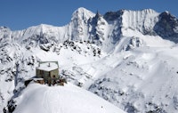 DIX (2928 moh): Cabane de Dic ligger flott til på knausen sin, med stor terrasse, god mat og utsikt mot heftig alpelandskap. La Luette og Mont Blanc du Cheilon er populære dagsturmål fra Dix-hytten. Herfra er det relativt kort vei over Pas de Chévres til tettstedet Arolla. Antall sengeplasser: 115. Foto: Bjørn Lytskjold DIX (2928 moh): Cabane de Dic ligger flott til på knausen sin, med stor terrasse, god mat og utsikt mot heftig alpelandskap. La Luette og Mont Blanc du Cheilon er populære dagsturmål fra Dix-hytten. Herfra er det relativt kort vei over Pas de Chévres til tettstedet Arolla. Antall sengeplasser: 115. Foto: Bjørn Lytskjold