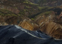 Utsnitt av Laugavegur med de karakteristiske ryholitt-fjellene i bakgrunnen. Utsnitt av Laugavegur med de karakteristiske ryholitt-fjellene i bakgrunnen.