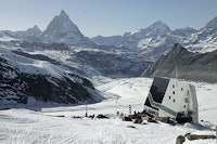 MONTE ROSA-HÜTTE (2883 moh): Få fjellhytter kan måle seg med denne. Topp moderne hytte skapt for å ligge værfast over tid. Et godt utgangspunkt for folk som skal til Dufourspitze (4634 moh), det høyeste fjellet i Sveits. Antall senger: 120