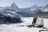 MONTE ROSA-HÜTTE (2883 moh): Få fjellhytter kan måle seg med denne. Topp moderne hytte skapt for å ligge værfast over tid. Et godt utgangspunkt for folk som skal til Dufourspitze (4634 moh), det høyeste fjellet i Sveits. Antall senger: 120 MONTE ROSA-HÜTTE (2883 moh): Få fjellhytter kan måle seg med denne. Topp moderne hytte skapt for å ligge værfast over tid. Et godt utgangspunkt for folk som skal til Dufourspitze (4634 moh), det høyeste fjellet i Sveits. Antall senger: 120