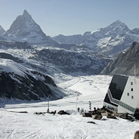 MONTE ROSA-HÜTTE (2883 moh): Få fjellhytter kan måle seg med denne. Topp moderne hytte skapt for å ligge værfast over tid. Et godt utgangspunkt for folk som skal til Dufourspitze (4634 moh), det høyeste fjellet i Sveits. Antall senger: 120