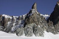 Cabane de Bertol: Hytta klorer seg fast på en gigantisk fjellhammer med en lang stålstige som eneste ankomst. Antall sengeplasser: 80. Foto: Bjørn Lytskjold Cabane de Bertol: Hytta klorer seg fast på en gigantisk fjellhammer med en lang stålstige som eneste ankomst. Antall sengeplasser: 80. Foto: Bjørn Lytskjold