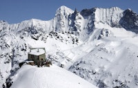 DIX: Cabane de Dix ligger flott til på knausen sin, med stor terrasse, god mat og utsikt med heftige fjell. La Luette og Mont Blanc de Cheilon er populære dagsturmål fra Dix-hytten. Antall senger: 115. Foto: Bjørn Lytskjold DIX: Cabane de Dix ligger flott til på knausen sin, med stor terrasse, god mat og utsikt med heftige fjell. La Luette og Mont Blanc de Cheilon er populære dagsturmål fra Dix-hytten. Antall senger: 115. Foto: Bjørn Lytskjold