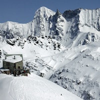  DIX: Cabane de Dix ligger flott til på knausen sin, med stor terrasse, god mat og utsikt med heftige fjell. La Luette og Mont Blanc de Cheilon er populære dagsturmål fra Dix-hytten. Antall senger: 115. Foto: Bjørn Lytskjold