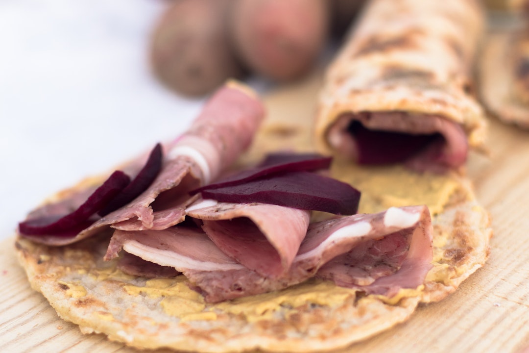 SMAK AV JUL: Unn deg godt pålegg desse lompene. Foto: Sigrid Henjum LEFSEGODT: Du kan gjere potetlefser på tur til eit lite prosjekt ved å laga dei sjølv og kanskje steika dei ute? Perfekt for barnehagar eller som julekos for heile familien. Foto: Sigrid Henjum