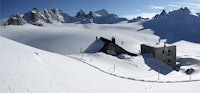 TRIENT: Cabane du Trient ligger på 3170 meter over havet og byr på det meste. Storslått utsyn over åpent bre- og fjellandskap, drømmeterrasse og en snedig miks av ny og gammel arkitektur. I området er det mange flotte turmål. Antall senger: 128. Foto: Bjørn Lytskjold TRIENT: Cabane du Trient ligger på 3170 meter over havet og byr på det meste. Storslått utsyn over åpent bre- og fjellandskap, drømmeterrasse og en snedig miks av ny og gammel arkitektur. I området er det mange flotte turmål. Antall senger: 128. Foto: Bjørn Lytskjold