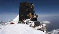 MARGHERITA: Makeløse italienske Rifugio Capanna Margherita på toppen av Signalkuppe/Punta Gnifetti (4554 moh.). Herfra er det omtrent 3000 høydemeter ned til Macugna i dalen mot øst. Opprinnelig bygget som et observatorium, nå eid og drevet av CAI (Club Alpino Italiano). Om sommeren er hytten betjent. I skitursesongen har hytten en ubetjent fløy med 12 sengeplasser. Pledd, gasskomfyr og lys. MARGHERITA: Makeløse italienske Rifugio Capanna Margherita på toppen av Signalkuppe/Punta Gnifetti (4554 moh.). Herfra er det omtrent 3000 høydemeter ned til Macugna i dalen mot øst. Opprinnelig bygget som et observatorium, nå eid og drevet av CAI (Club Alpino Italiano). Om sommeren er hytten betjent. I skitursesongen har hytten en ubetjent fløy med 12 sengeplasser. Pledd, gasskomfyr og lys.