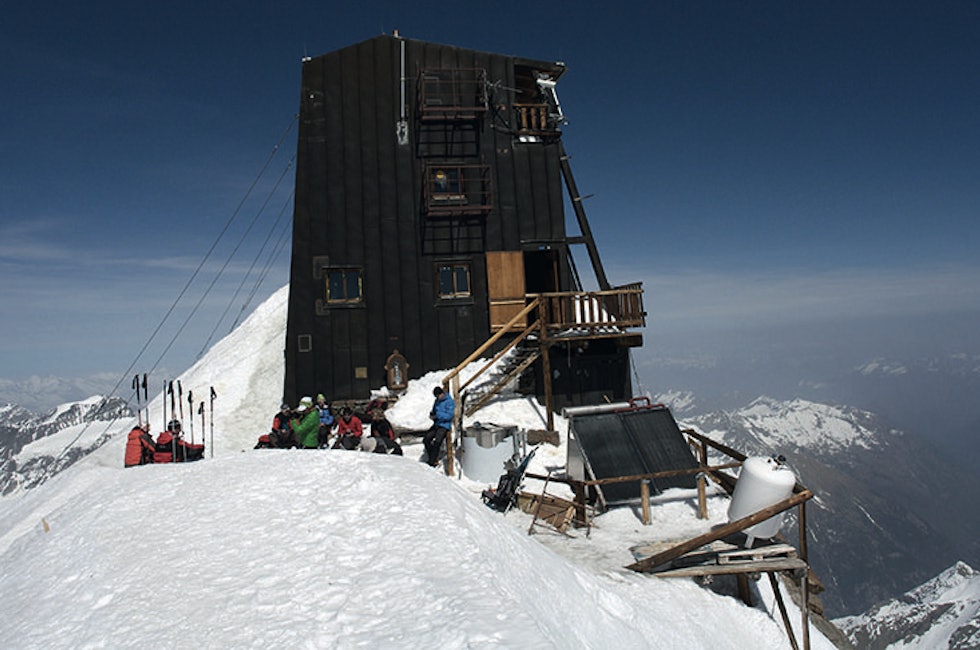 MARGHERITA: Makeløse italienske Rifugio Capanna Margherita på toppen av Signalkuppe/Punta Gnifetti (4554 moh.). Herfra er det omtrent 3000 høydemeter ned til Macugna i dalen mot øst. Opprinnelig bygget som et observatorium, nå eid og drevet av CAI (Club Alpino Italiano). Om sommeren er hytten betjent. I skitursesongen har hytten en ubetjent fløy med 12 sengeplasser. Pledd, gasskomfyr og lys. 