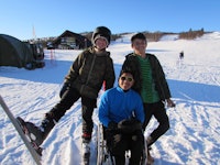 Elias Rodriguez (AR), Melvin Cornejo Gomez (SV) og Yerson Fabian Castellanos (CO) smiler bredt etter en flott dag i Beitostølen skisenter. I bakgrunnen: Alberto Perez Arroyo (ES ). Elias Rodriguez (AR), Melvin Cornejo Gomez (SV) og Yerson Fabian Castellanos (CO) smiler bredt etter en flott dag i Beitostølen skisenter. I bakgrunnen: Alberto Perez Arroyo (ES ).