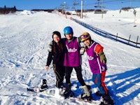 Hayley Ali (UK), Yerson Fabian Castellanos (CO) og Edwin Uriel Gonzalez Cornejo (NI) på snowboard. 